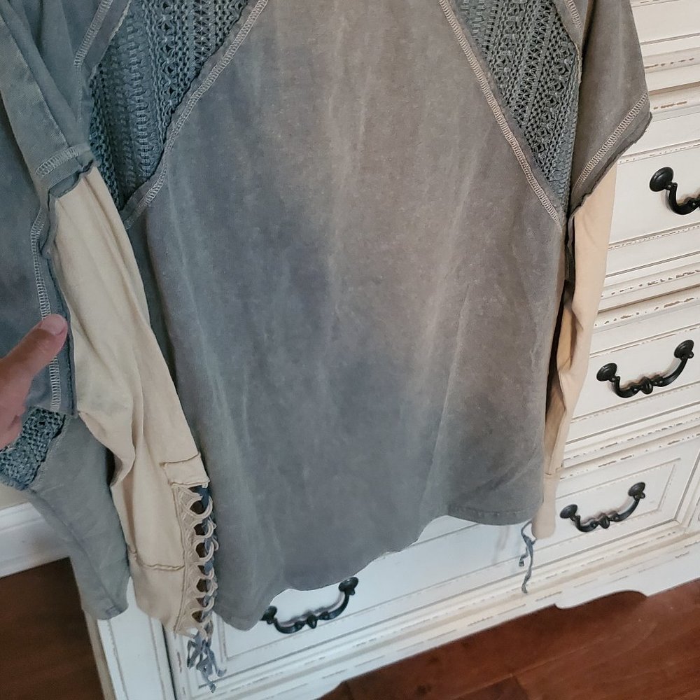 Unique long sleeve shirt👕.